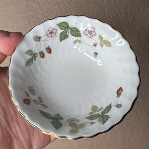 Vintage 1970's Wedgwood Wild Strawberry Petite Fruit Bowl – Scalloped Rim